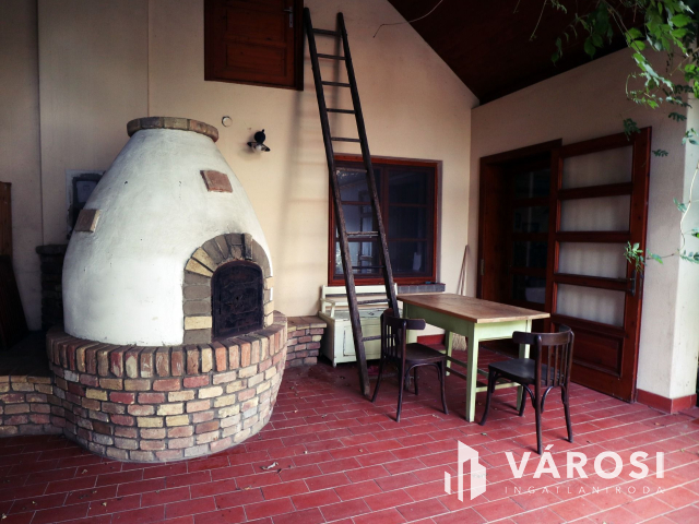 Gyönyörű, kertkapcsolatos otthon, lehetőségekkel.