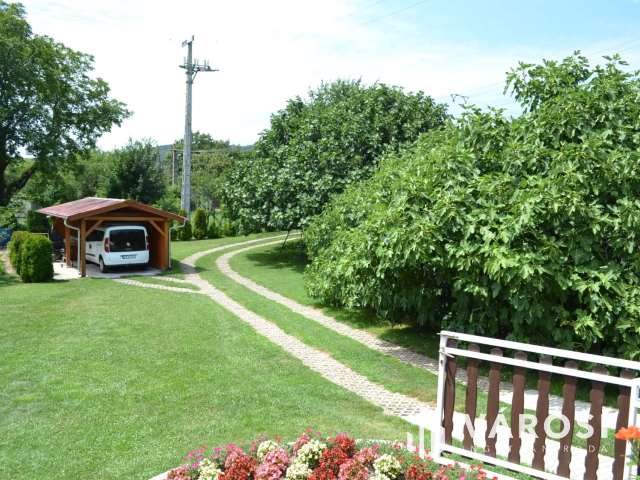 Csopakon, patakparti nívós ingatlan eladó!