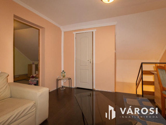 Újszerű, tetőteres téglaház az Almáskertekben