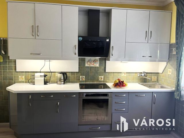 Háromszintes Belvárosi Családi Ház Békéscsaba Szívében