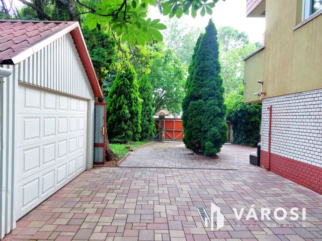 Háromszintes Belvárosi Családi Ház Békéscsaba Szívében