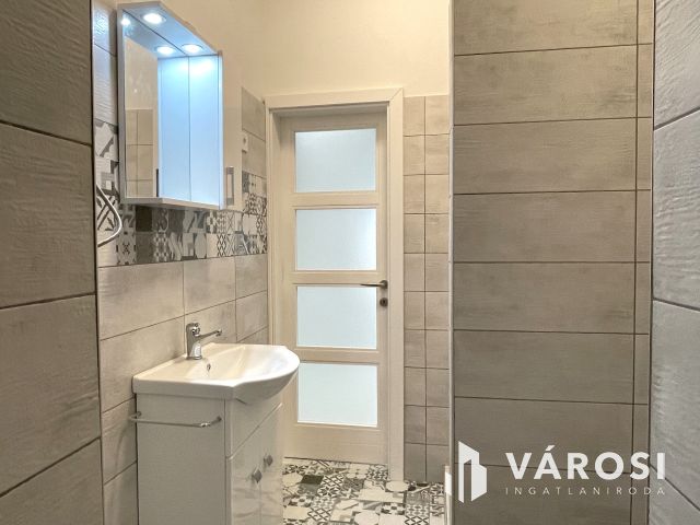 Teljesen felújított, földszinti lakás Orosháza belvárosában