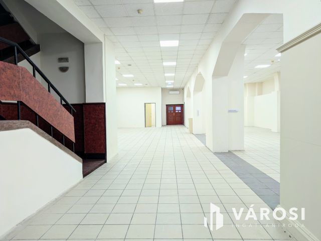 Belvárosi  2 szintes üzlethelyiség kiadó!