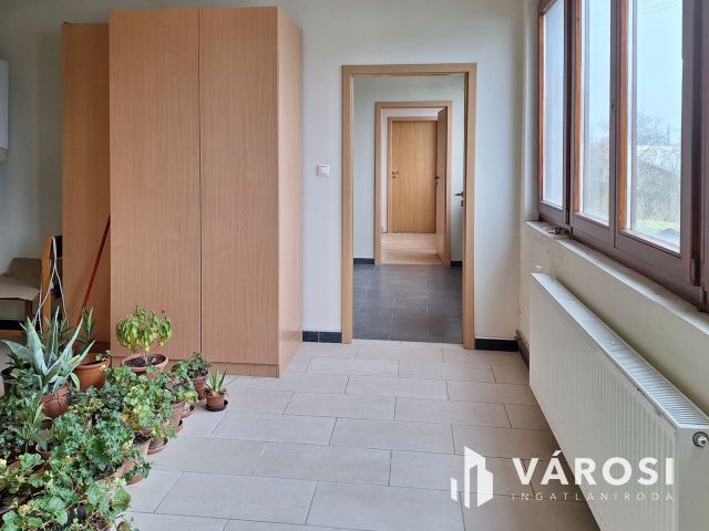 Raktárcsarnok jó helyen eladó!