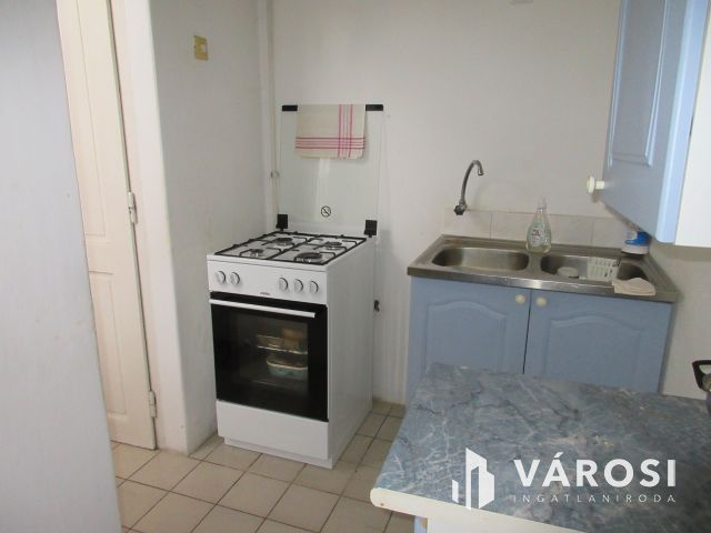 Üzlethelyiség Baján, a városközpontban! Lakással, garázzsal!