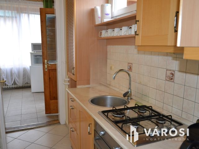 A vízparttól 500 m-re családiház eladó Kenesén!