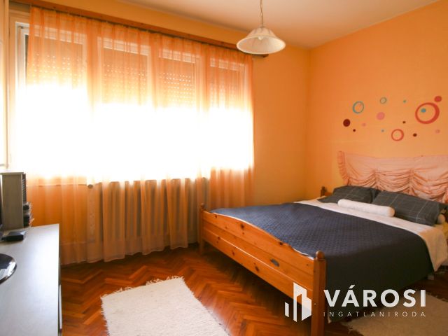 Közkedvelt utcában ikerház eladó!