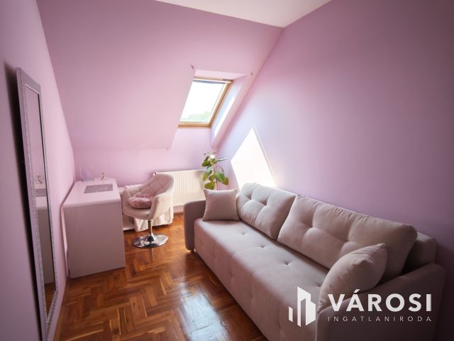 Debrecen belvárosi garázsos tégla lakás eladó