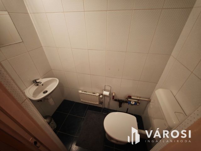 Debrecen belvárosi garázsos tégla lakás eladó