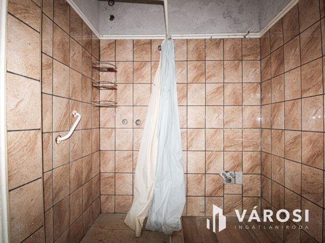 Rengeteg lehetőséget rejtő ingatlan Sarkad központ helyén