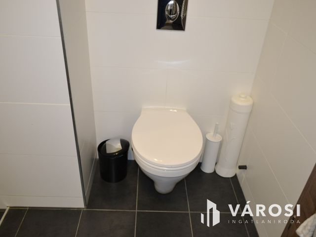 Újszerű 2+4 szobás földszinti kertkapcsolatos Balatonfüreden