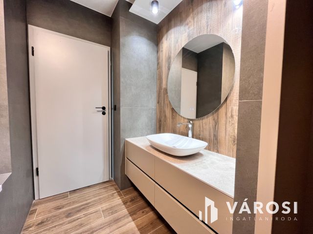 Ébredj a város felett – 91 m² luxus az Egyetem Towerben