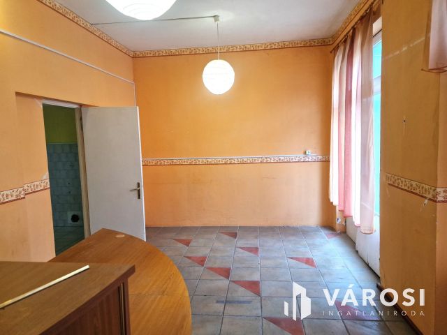 Lakhatásra alkalmas, földszinti üzlethelyiség a belvárosban