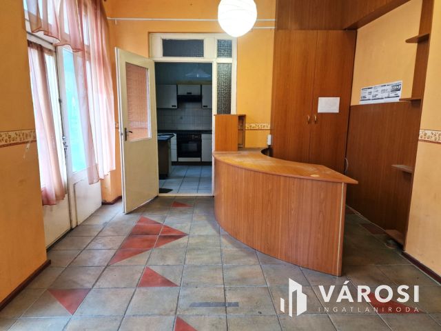 Lakhatásra alkalmas, földszinti üzlethelyiség a belvárosban