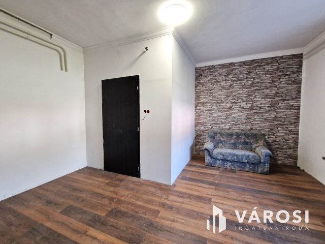 Részben felújított, stabil szerkezetű kertes ház