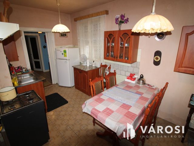 Kétszintes tégla ház, garázzsal.