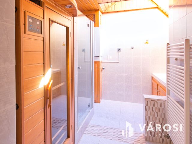 160 m2-es, családi-sorház a Csaba Park környékén eladó