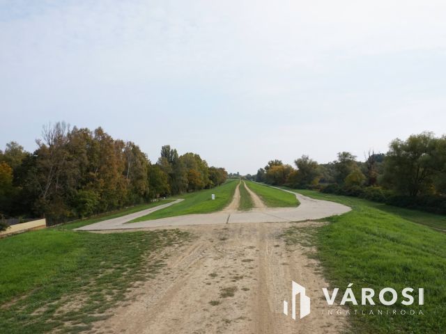 Közműves körbekerített telek Szanazugban!