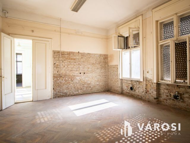 Belvárosi épület melléképülettel és garázsokkal