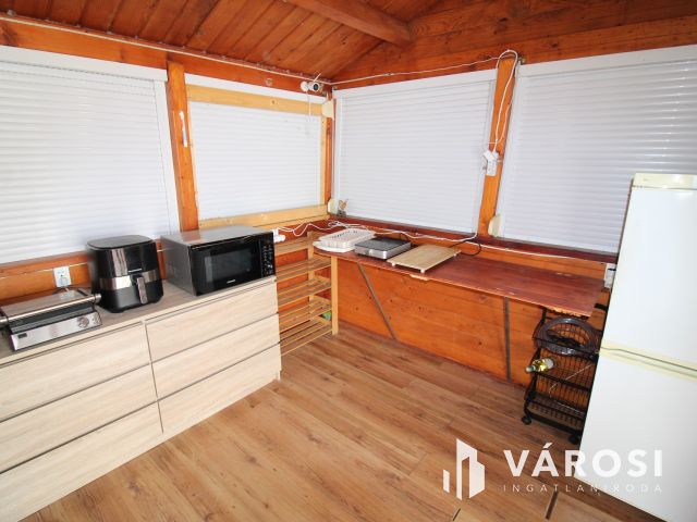 Kiváló kis horgászház a Borosgyáni tónál.