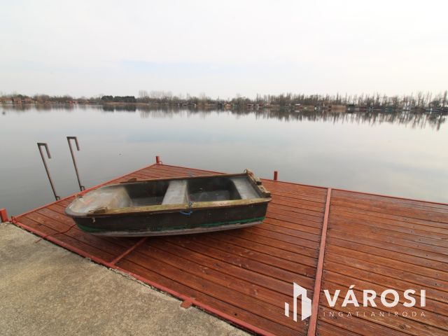 Kiváló kis horgászház a Borosgyáni tónál.