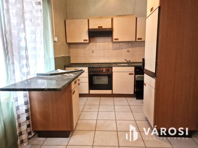 Lakhatásra kialakított, belvárosi, földszinti üzlethelyiség