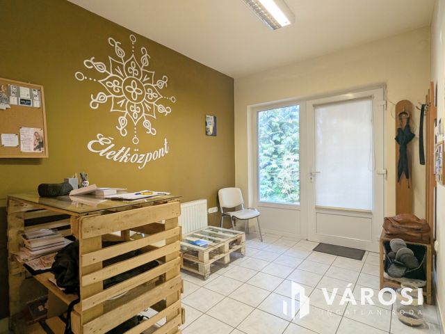 Belvárosi üzlethelyiség eladó!