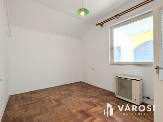 Ház + üzlet vagy 2 lakás?