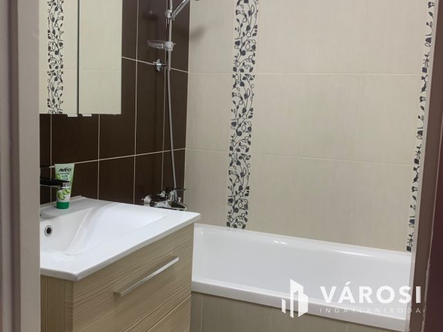 Teljeskörűen  felújított lakás az újkertben eladó