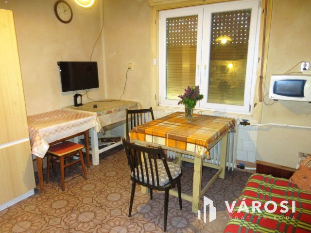 Részlegesen felújított családi ház, Garázzsal, Orosházán!