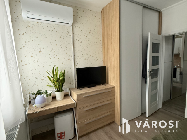 Nagyerdőn, a Damjanich utcán eladó, egy felújított erkélyes