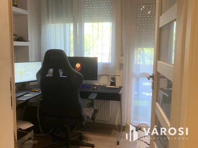 Nagyerdőn, a Damjanich utcán eladó, egy felújított erkélyes